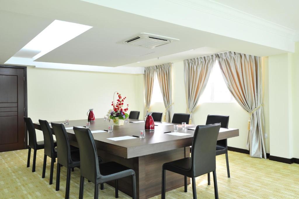 Hallmark Crown Hotel Malacca Exterior photo
